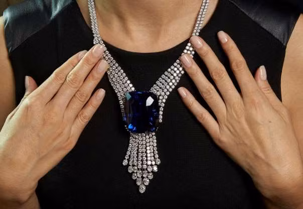 Viên đá sapphire Ceylon 392,52 carat này được bán tại sàn đấu giá Christie’s ở Geneva, Thụy Sĩ năm 2014 với mức giá kỷ lục 17,7 triệu USD.