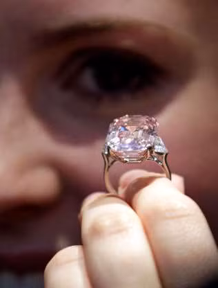 Viên kim cương 24,78 carat này từng thuộc về nhà kim hoàn Mỹ Harry Winston, sau đó được Sotheby bán cho nhà kinh doanh kim cương nổi tiếng Laurence Graff với giá 46 triệu USD.