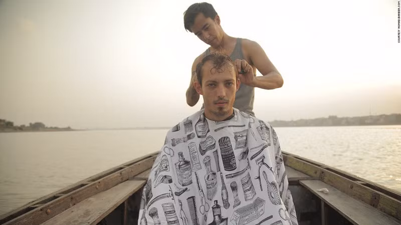 Năm 2013 một ý tưởng “khác người” nảy ra trong đầu Miguel Gutierrez, anh đã quyết định mang tiệm cắt tóc di động của mình chu du qua các nước khác nhau.