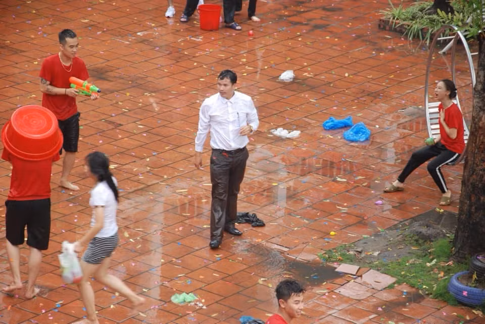 Học sinh luôn có tâm lý "sợ" và "ngại" thầy cô, và chính cái suy nghĩ đấy đã khiến cho những buổi học trở nên "lạnh tanh". Tuy nhiên, trong ngày bế giảng, các thầy cô cũng không thể thoát khỏi thảm cảnh ướt như chuột.