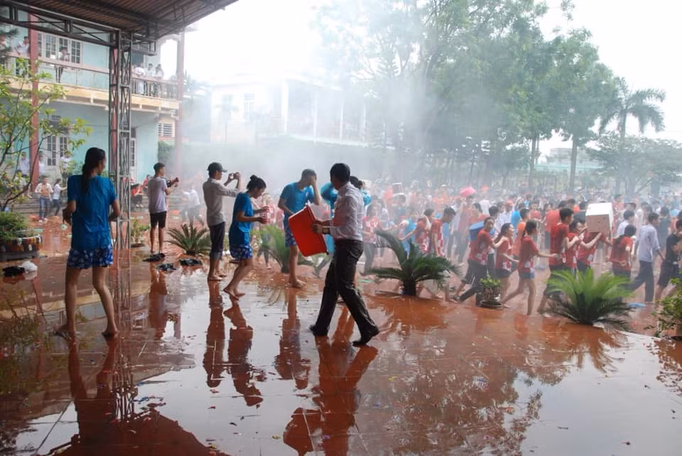 Liên hệ với chủ nhân bộ hình, cô bạn Hoàng Thị Ngọc Trâm (Lớp 11A3 – THPT Trần Nhân Tông) cho hay: "Trò bóng nước này bắt đầu từ buổi tổng kết năm ngoái do một anh lớp 12 đã ra trường khởi xướng và được sự đồng ý ủng hộ của các thầy cô và hội đồng nhà trường. Năm nay, bọn em được tiếp tục chơi trò này, dưới sự "cơ trưởng" của thầy Hiệu phó...