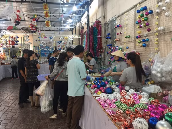 Tuy chỉ là khu chợ nhỏ nhưng khi bước vào là cả một bầu không khí Giáng sinh đang bao trùm nơi.