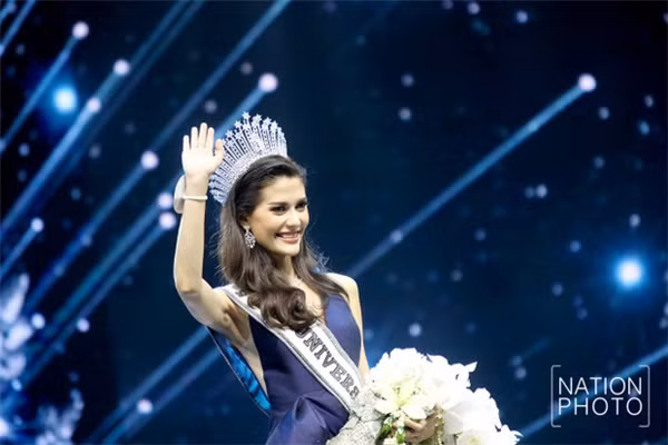 Mới đây, người hâm mộ Việt Nam rất thích thú truyền tay nhau đoạn video Mareeya Poonlertlarp, Tân Hoa hậu Hoàn vũ Thái Lan hát tiếng Việt trôi chảy cùng biểu cảm vô cùng đáng yêu. Ảnh trong bài: Facebook nhân vật.