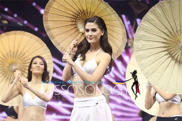 Mareeya Poonlertlarp chính thức trở thành Tân HHHV Thái Lan sau phần thể hiện xuất sắc diễn ra vào đêm 29/7 vừa qua. Mang trong mình hai dòng máu Thái Lan và Thụy Điển, cô bạn này đã gây ấn tượng bởi vẻ đẹp sắc sảo, quyến rũ và thần thái tự tin, cuốn hút.