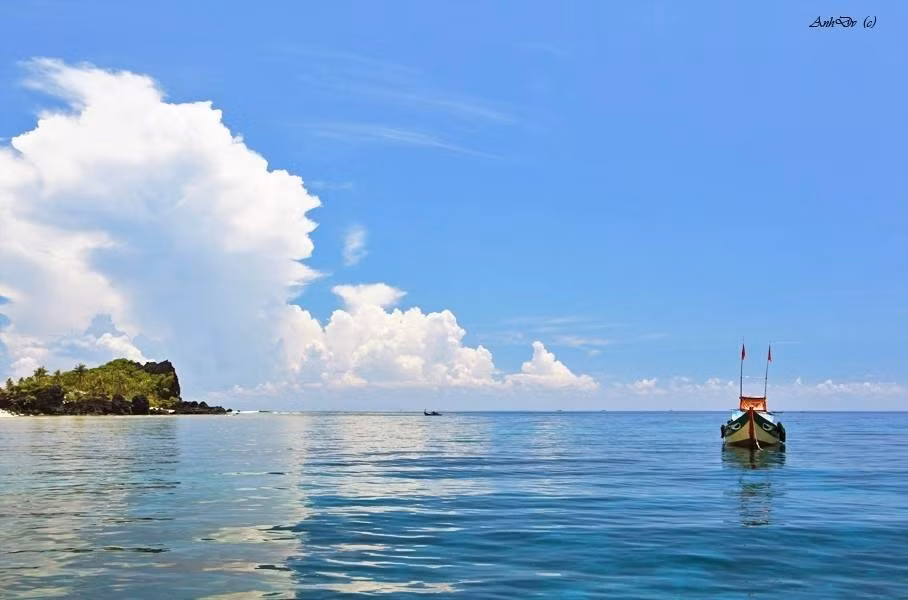 Đặc biệt những bãi cát trắng xóa dù không dài ở đảo An Bình cũng là đặc sản. Dù phải chịu sự hấp thụ nhiệt cực lớn từ ánh sáng mặt trời nhưng cát nơi đây vẫn không làm du khách bỏng chân.