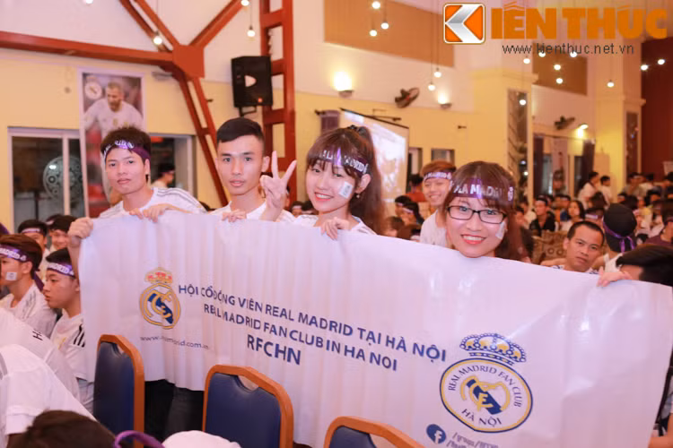 Các bạn fan của Real Madrid đã cùng nhau tập những màn ăn mừng hết sức vui vẻ trong sự hướng dẫn của anh chàng chủ tịch hội trẻ tuổi Nguyễn Tuấn Anh.