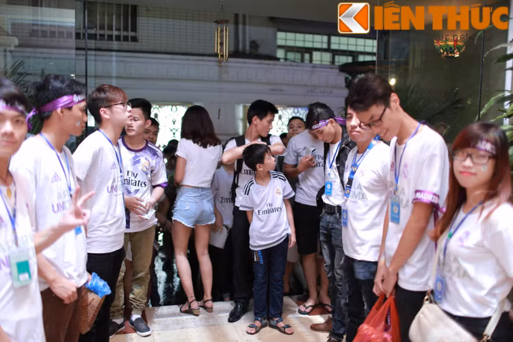 Hòa nhịp cùng hàng triệu fan của CLB Hoàng Gia Tây Ban Nha trên thế giới, fan Real Madrid Hà Nội đã cùng ngồi lại với nhau để chuẩn bị cho trận đấu quan trọng nhất mùa giải với đội bóng cùng thành phố là Atletico Madrid.