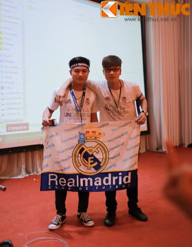 Fan Real Madrid Ha Noi bung no trong dem chung ket cup C1