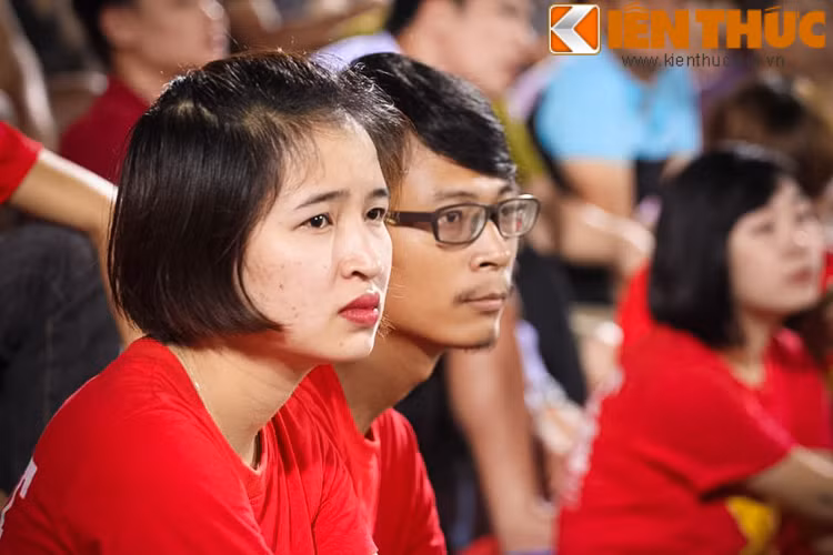 Những khuôn mặt buồn bã trước thất bại của đội nhà.