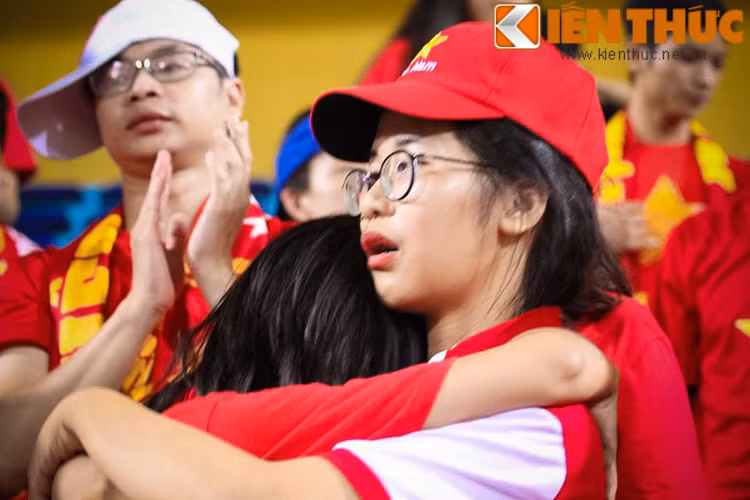 Chia sẻ với PV Kiến Thức, nữ thành viên của hội CĐV VFS là Thanh Hoa nói: "Bọn mình đã kỳ vọng rất nhiều vào các cầu thủ trẻ, họ có thể thua trên bảng tỷ số nhưng đã thắng trong tim mọi người.