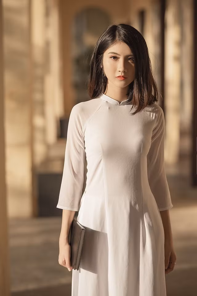 Sở hữu nét đẹp nhẹ nhàng, duyên dáng, thướt tha, yêu kiều cùng nụ cười tươi xinh, mỏng manh, Thùy Linh ngay lập tức gây sự chú ý của CĐM.
