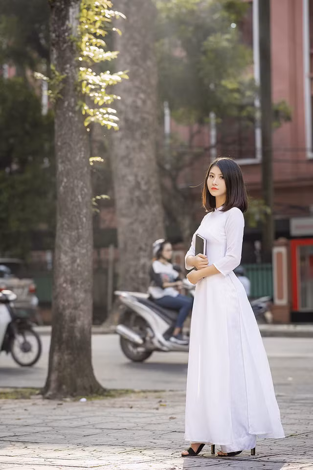 Châm ngôn sống của Thùy Linh: "Sống là chính mình để sau này khi nhìn lại quãng thời gian đã qua sẽ không phải thở dài tiếc nuối". Bởi thế, ngoài thời gian học tập và làm việc, Thùy Linh thường quây quần bên cạnh gia đình, bạn bè.