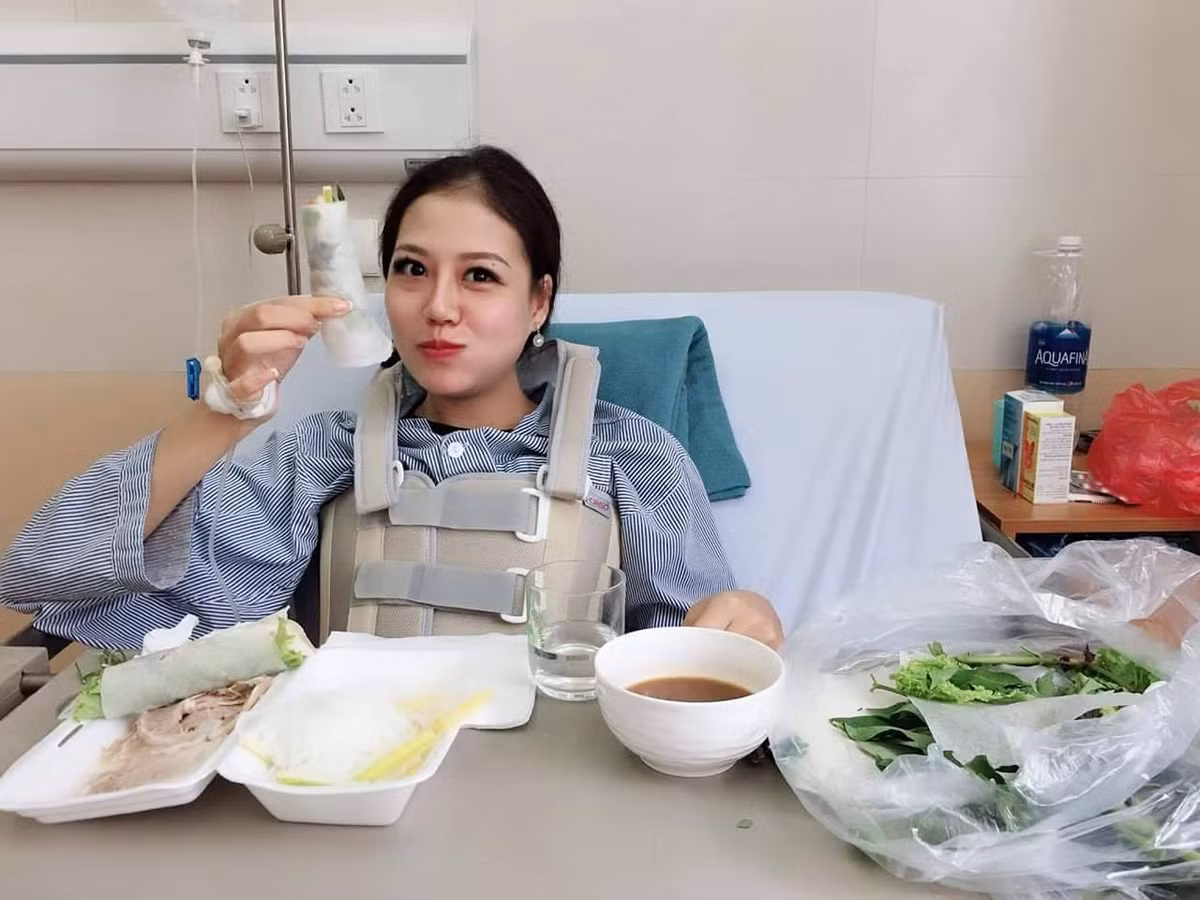 Hiện tại Thảo Linh chỉ có thể nằm suốt ngày trên giường bệnh và ngồi dậy khi ăn. Đến cả ăn cô bạn cũng chỉ được ăn những món không được dùng quá nhiều sức để cắn, xé thức ăn.