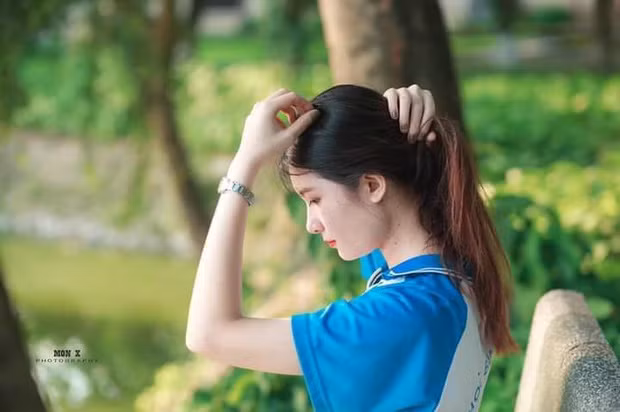Theo truy lùng của dân mạng, hot girl thể dục đó là Phan Hoài Thu, sinh năm 1999 đến từ Bắc Giang, hiện tại đang là sinh viên chuyên ngành Cơ điện tử Trường Cao đẳng Bách Khoa Hà Nội.