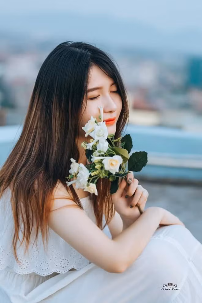 Thu Hoài không ngừng nuôi hy vọng nếu có điều kiện thì một ngày gần nhất sẽ được tu nghiệp ở nước ngoài để mở mang kiến thức, học hỏi kinh nghiệm cũng như được học tập trong môi trường hội nhập và phát triển về chuyên ngành mà cô bạn theo đuổi.