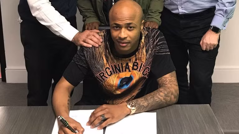Swansea City đã hoàn tất bản hợp đồng chiêu mộ tiền đạo Andre Ayew từ West Ham với giá kỷ lục trong lịch sử câu lạc bộ xứ Wales.