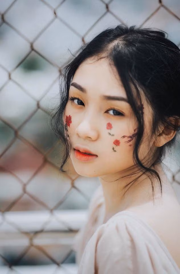 Trái ngược với vẻ đẹp nữ tính của Minh Thư, Trúc Như lại là cô nàng tomboy cực kì mạnh mẽ. Cô bạn này thường xuất hiện với vẻ ngoài ngầu với những bộ trang phục cá tính.