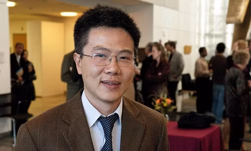 GS Ngo Bao Chau: "Dung ban khoan vat chat khi chon nghe giao"