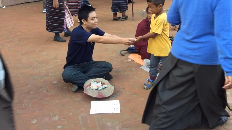 Sau cùng, khi đám đông ngày một lớn hơn, anh Quỳnh rời khỏi vị trí ngồi của mình vì lo ngại sẽ làm ảnh hưởng tới giao thông và sợ cảnh sát nước sở tại "sờ gáy".