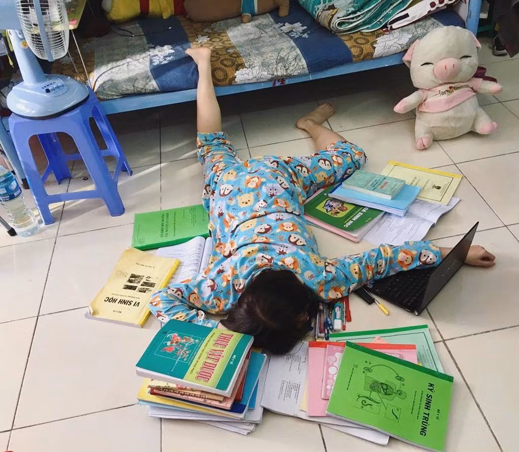 Học sinh ngã sấp mặt vì sách vở.