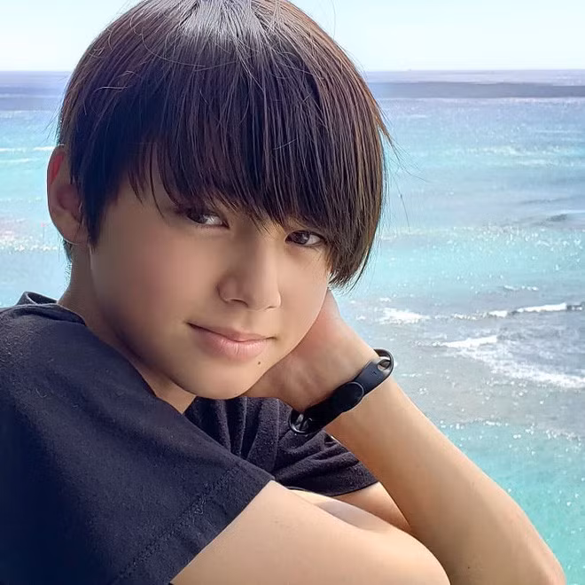 Trên các bài đăng liên quan đến chàng hot boy, có vô số những lời khen, dành sự yêu mến dành cho Alex. Một người dùng mạng bình luận: "Nhìn lướt qua đã biết có nét của trai Nhật. Cặp mày rậm, mắt, môi, dáng quai hàm, cả cái nốt ruồi nữa đều nam tính, giống như từ manga bước ra vậy".