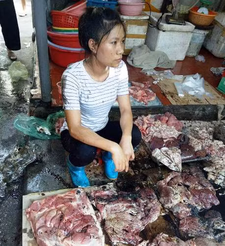 Theo tìm hiểu của các dân mạng, nạn nhân bị hắt dầu luyn pha chất bản là chị X (Kiến Thụy - Hải Phòng). Trước đây, người phụ nữ này bán hàng thủy sản cũng ở chợ Lương Văn Can nhưng do giá thịt lợn xuống quá thấp, tiếc của nên chị X đã tự mổ lợn nhà mình đem lên chợ bán. Ảnh: Facebook
