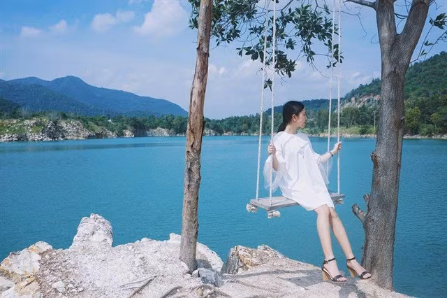 Hoặc nếu không bạn có thể thuê một chiếc thuyền để chụp ảnh hoặc tự chèo quanh mép hồ để cảm nhận vẻ đẹp của hồ. Ảnh: baoanh.1510.
