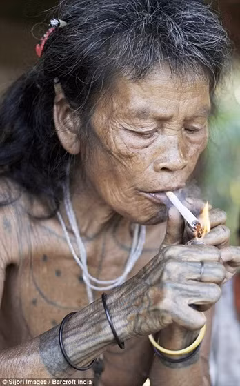 Hình xăm trải khắp cơ thể.