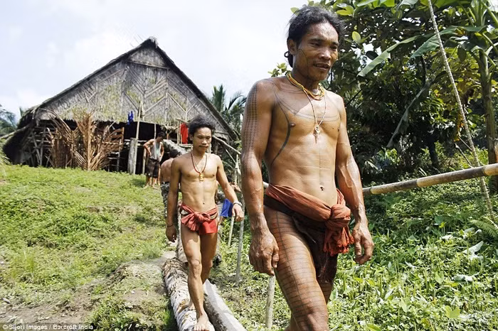 Mentawai là bộ lạc bí ẩn có khoảng 64.000 người, sinh sống ở các hòn đảo vùng Tây Sumatra, Indonesia.