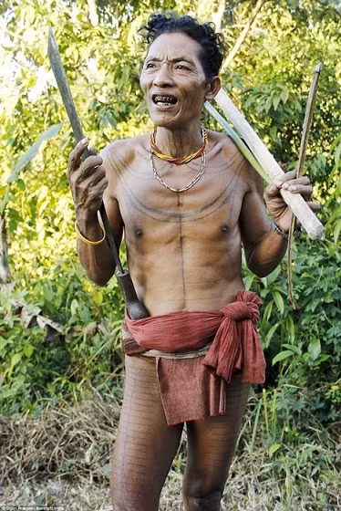 Những người Mentawai có phong tục xăm mình và dùng đục đẽo răng.