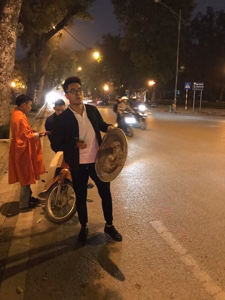 Những chiếc mâm khi ở nhà thì tròn trịa nhưng sau một đêm được biến thành dụng cụ cổ vũ thì nó trở về nhà trong trạng thái cong vênh và không nhận ra hình dạng.