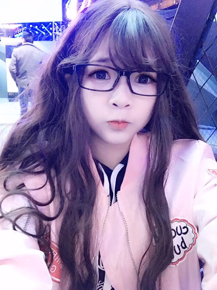 Những bức ảnh đời thường của Minh Châu từng được rất nhiều khen ngợi bởi nhan sắc xinh đẹp, dễ thương của cô nàng và đã mang về cho cô lượng người theo dõi tới gần 50.000 lượt.