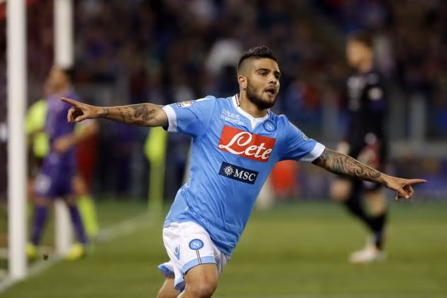 Tiền đạo này gần đây đã thể hiện rất tốt trong màu áo của Napoli khi cùng CLB này bay cao tại Serie A và HLV Roberto Martinez dường như đã cử người trinh sát theo dõi cầu thủ 22 tuổi này trong những tháng gần đây và nếu Insigne đến Premier League trong mùa tới thì anh chắc chắn sẽ là một bất ngờ lớn.