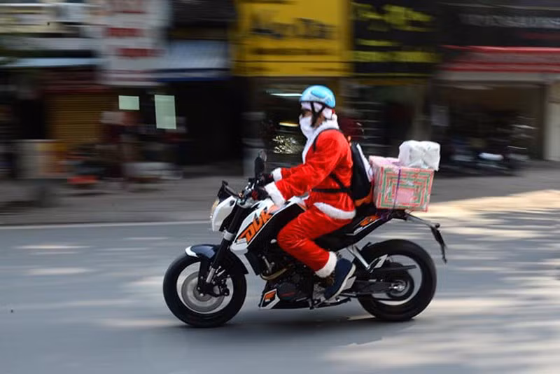Để phát quà cho đúng giờ các vị khách đã hẹn, ông già Noel Việt Nam đã phải mượn chiếc xe phân khối lớn để đi.