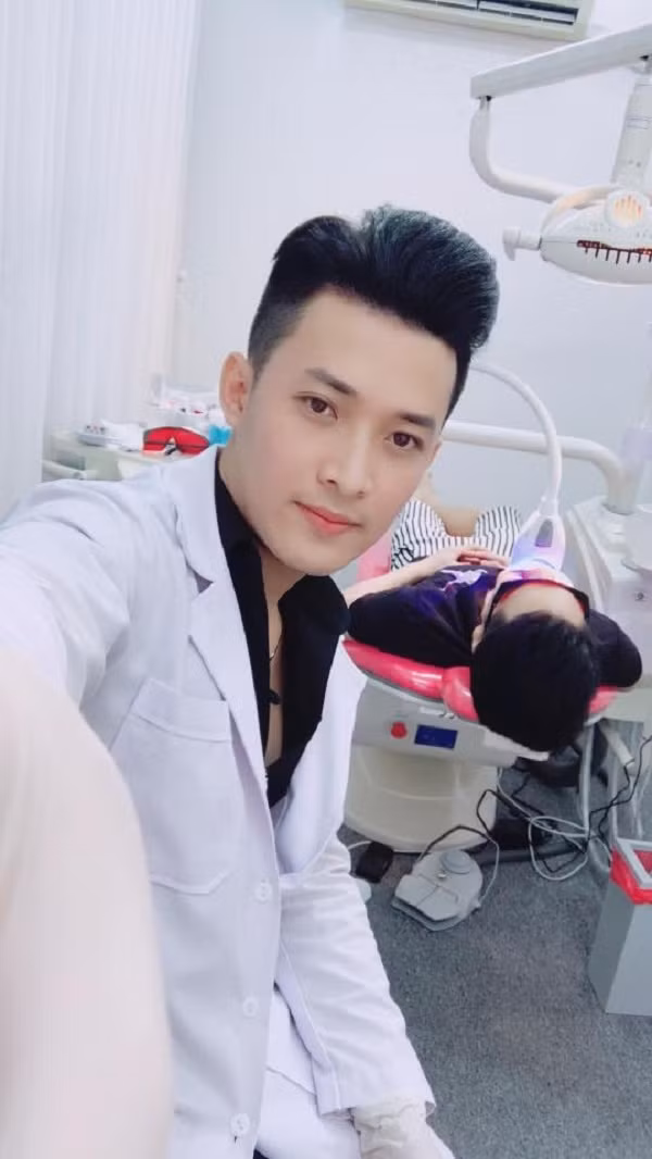 Không lâu sau đó, cư dân mạng đã nhanh chóng truy lùng ra "tung tích" của chàng nha sĩ trên có tên Nam hay còn có nickname là Bao Kay. Anh chàng này từng tốt nghiệp ĐH Y Dược TP.HCM và hiện đang công tác tại một phòng khám nha khoa ở Quận 1 (TP.HCM).