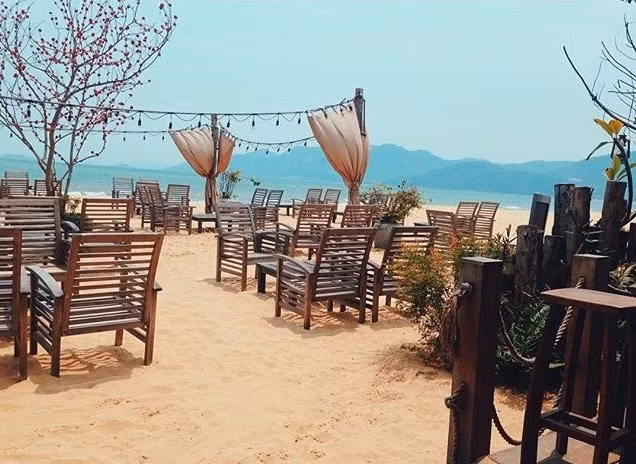 Surf bar nổi bật trên bãi biển Quy Nhơn ở đường Xuân Diệu giữa đất trời bao la, dưới chân là cát, bên cạnh là tiếng sóng xô vào bờ mang đến không gian thoáng đãng, lộng gió. Ảnh: Kimmee.