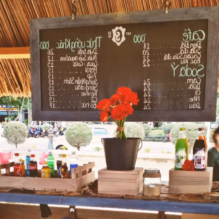 Nếu tới đây vào ban ngày, ngồi dưới ánh nắng chan hòa, không gian trở nên thoáng đãng khiến bất kỳ ai cũng muốn ngồi lại để tận hưởng quãng thời gian yên bình lạ thường