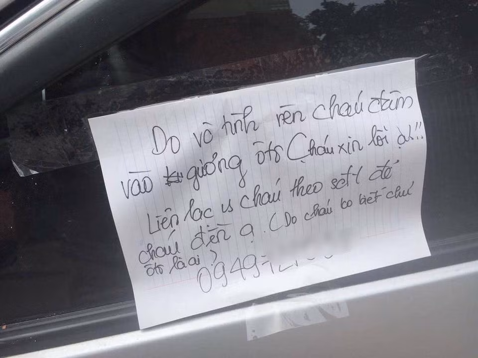 Ngay sau khi xuất hiện, những lời nhắn gửi trên kính ô tô trên đã nhanh chóng thu hút được sự bàn tán xôn xao của CĐM và trong đó không ít những bình luận cực vui vẻ được dân mạng gửi đi.
