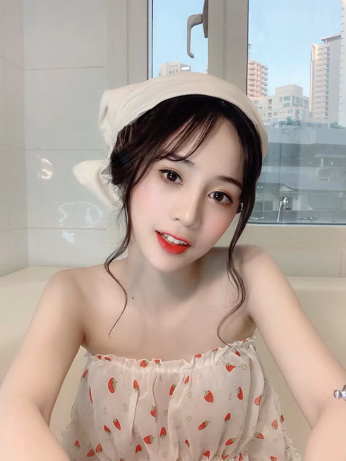 Theo tìm hiểu, chủ nhân của những bức ảnh check in trong phòng tắm có tên Vũ Ngọc Duyên sinh năm 1997 và hiện làm mẫu ảnh tự do, idol livestream trên mạng xã hội. Cô đang sinh sống và làm việc ở Philippines.