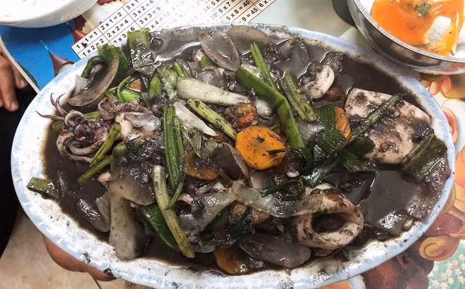 Mực tươi xào là món ăn đặc sản được nhiều người dân vùng biển yêu thích. Mới đây, cô nàng sinh viên tự xưng là người miền biển đã thể hiện phần trình bày của mình khiến dân mạng phải sửng sốt đứng nhìn.