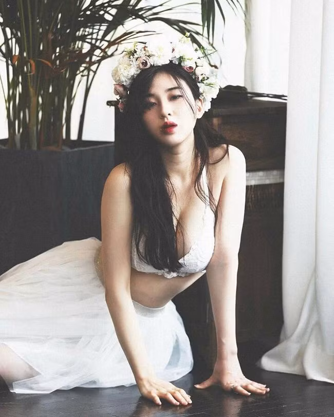 Ngoài cặp mắt một mí, dễ nhận thấy là người đẹp có vòng eo khá "bánh mỳ".