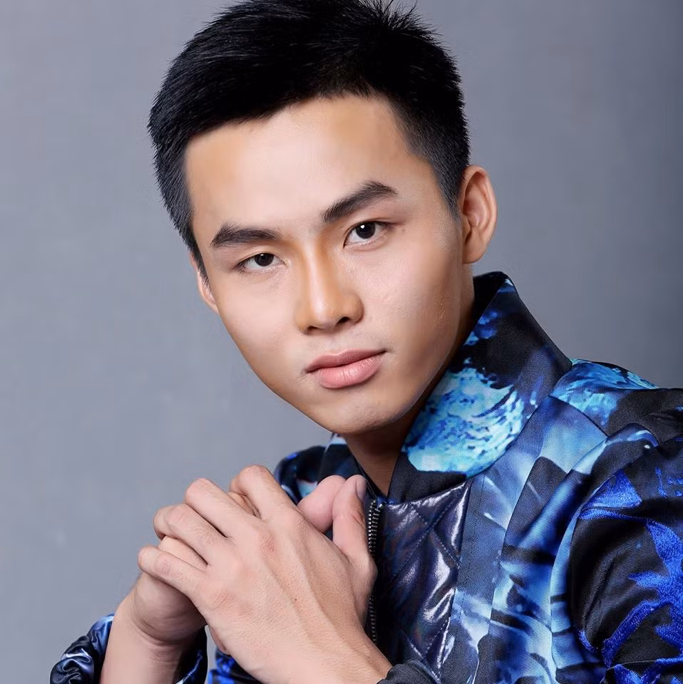 Từ một chàng sinh viên ngành Kỹ sư hóa học, Vũ Linh đã có ngã rẽ của cuộc đời để trở thành một người mẫu chuyên nghiệp, tự tin hơn khi sải bước chung với các đàn anh, đàn chị trong nghề.