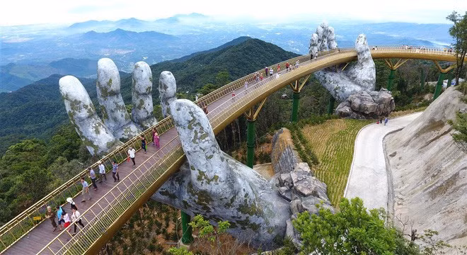 Đa phần nhiều dân mạng đều cho rằng người chủ bức ảnh chê Cầu Vàng tại Đà Nẵng quá đen khi đi vào những ngày đông khách để rồi quy chụp cho cây cầu hút khách này không giống quảng cáo và những gì dân mạng đã đăng tải về nó.