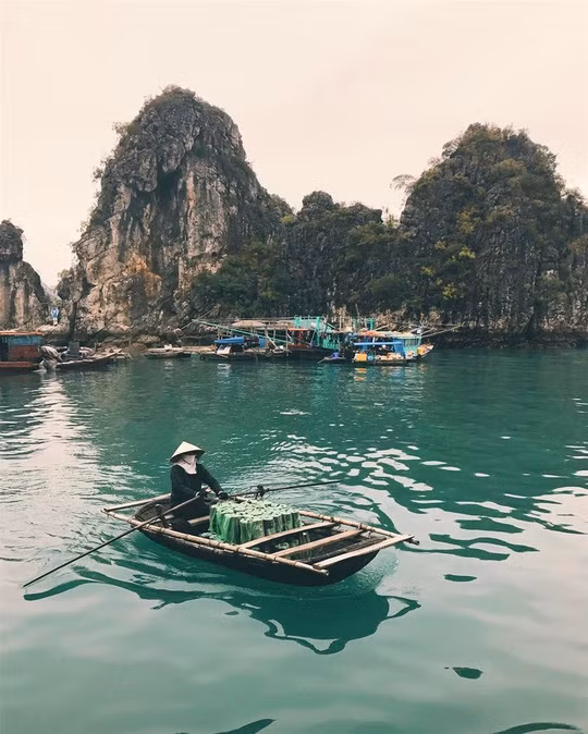Hà Nội trong góc quay của nhiếp ảnh gia người Anh không có Hồ Gươm, không có Tháp Rùa mà chỉ là cuộc sống rất đỗi bình dị hàng ngày. Đó là dòng người tấp nập qua lại nơi góc phố, là con hẻm nhỏ nhìn từ trên cao, là ánh đèn từ cửa sổ nhà ai đó, là người lao công đang chăm chỉ quét rác, là gánh hàng rong hay xe hoa...