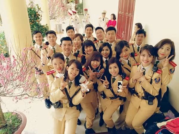 Trong bộ cảnh phục, những bóng hồng ngành giao thông khiến cư dân mạng phải ngơ ngác ngắm nhìn. Nhiều thành viên đã bình luận rằng, nữ CSGT chẳng khác nào những đóa hoa tươi đẹp nhân ngày kỉ niệm thành lập ngành.