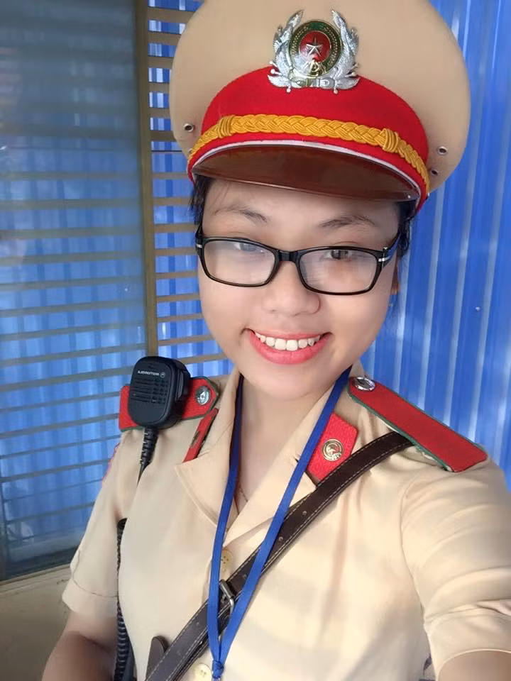 Mặc dù là phận nữ nhi, thế nhưng khi ra đường làm nhiệm vụ các nữ CSGT luôn cố gắng hết mình để giúp dòng xe được lưu thông một cách dễ dàng.