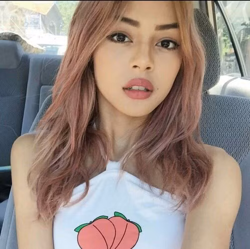 Những ngày vừa qua, dân mạng Việt đang bàn tán không ngừng về nhan sắc của Hoa hậu Đại dương 2017 - Lê Âu Ngân Anh và đặc biệt chú ý đến đôi môi của cô. Hình ảnh cặp môi của Lê Âu Ngân Anh trở thành chủ đề trong rất nhiều bức ảnh chế, vô số dân mạng còn đem nó ra làm trò đùa và có những bình luận chê bai thiếu cẩn trọng. Tuy nhiên, trước trường hợp của Ngân Anh, trên thế giới đã có không ít hot girl, người đẹp nổi đình nổi đám và một điểm chung là họ đều có đôi môi dày, căng mọng. Và nhân vật đầu tiên có thể nhắc đến chính là hot girl nổi tiếng Lily Maymac.