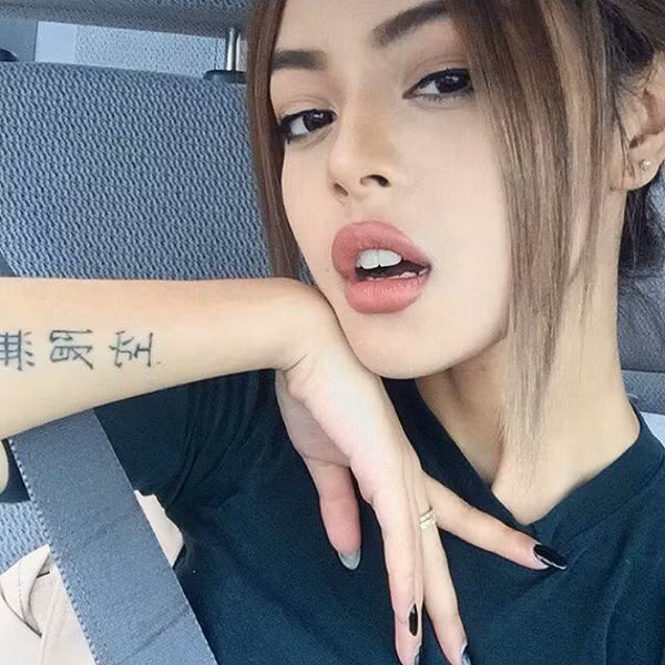 Lily Maymac là hot girl thế giới mở đầu cho trào lưu thay đổi từ môi mỏng Hàn Quốc sang môi dày quyến rũ. Cô nàng blogger beauty được tạp chí Elle bình chọn là Sắc đẹp mới của năm 2015.