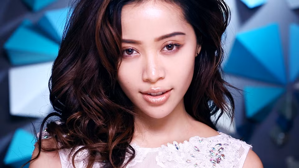Michelle Phan được cộng động những người yêu thích làm đẹp trên thế giới mệnh danh như “phù thủy trang điểm”. Cô nàng gốc Việt này nằm trong danh sách 30 người trẻ nổi bật dưới 30 tuổi mảng Nghệ thuật và Phong cách do Forbes bình chọn.