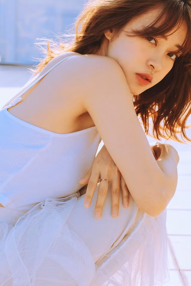Trong chiếc áo sơ mi đơn giản cùng kiểu tóc suôn thẳng, hot girl Trương Hoàng Mai Anh cuốn hút tất cả ánh nhìn vào khí chất lạnh lùng, sang chảnh.